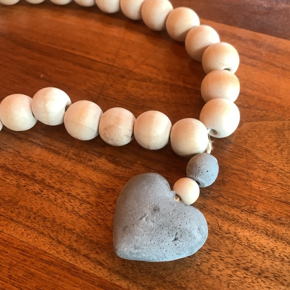 Wooden bead home decor with heart - Picture 2 of 4